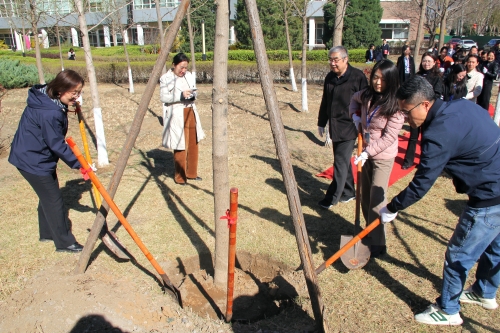 公司園區(qū)“同心林”共同栽下同心樹(shù)苗(1)